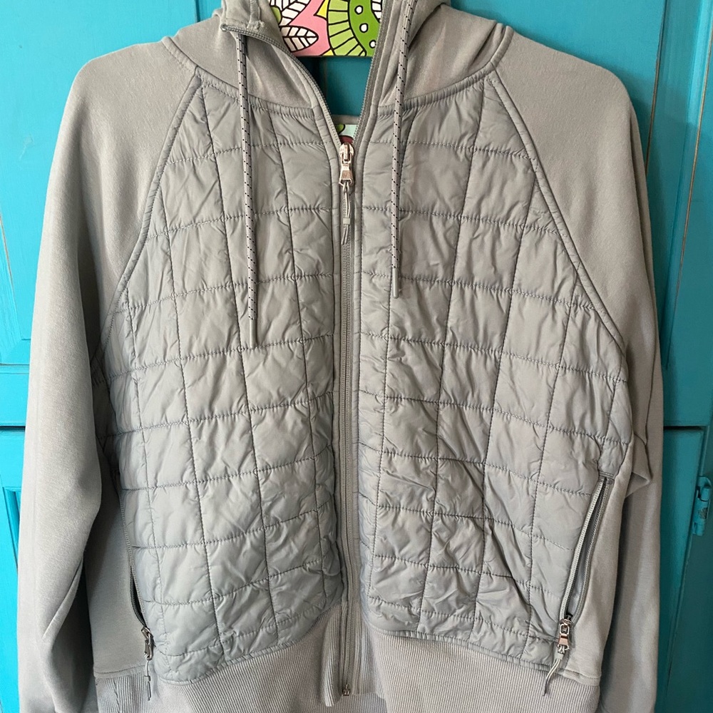 Ladies light puffer hoodie excellent condition perfect for athleisure jacket